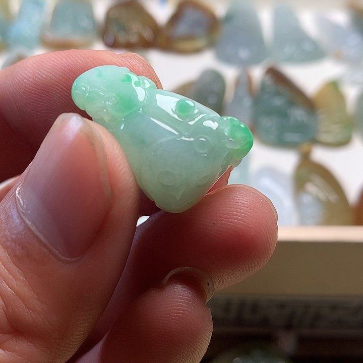 只***，翡翠未镶嵌颈饰翡翠