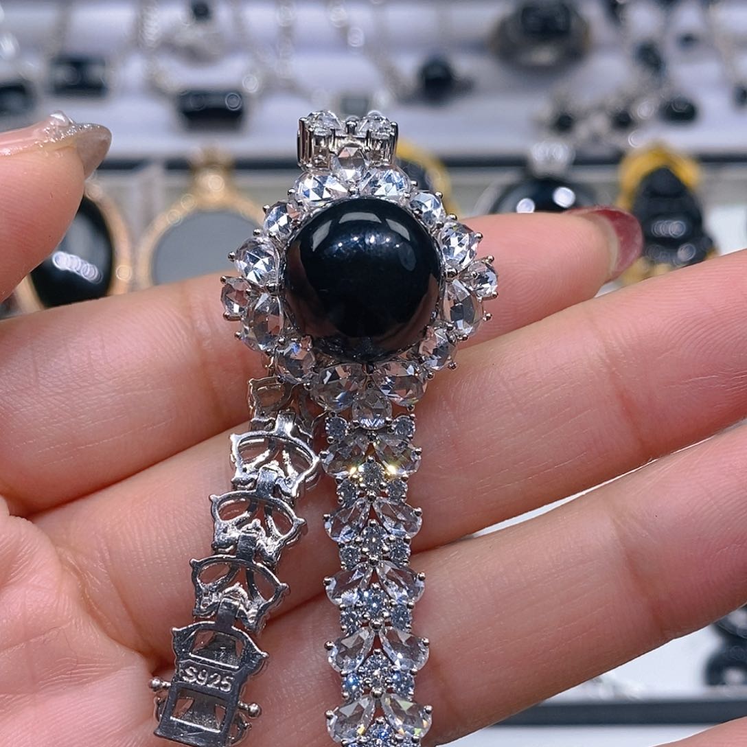 翡翠戒指18K金镶嵌冰**梨