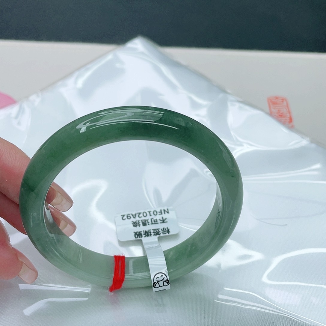 翡翠手镯未镶嵌正56.6