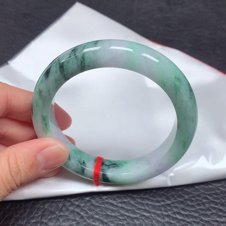 翡翠手镯未镶嵌。