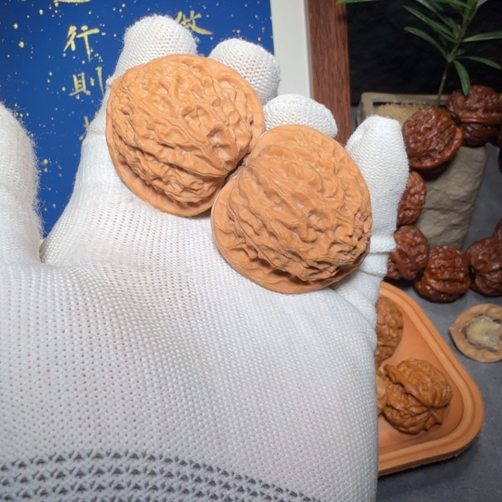 文玩核桃吊坠金牛编号4208，39.5-38.5-40