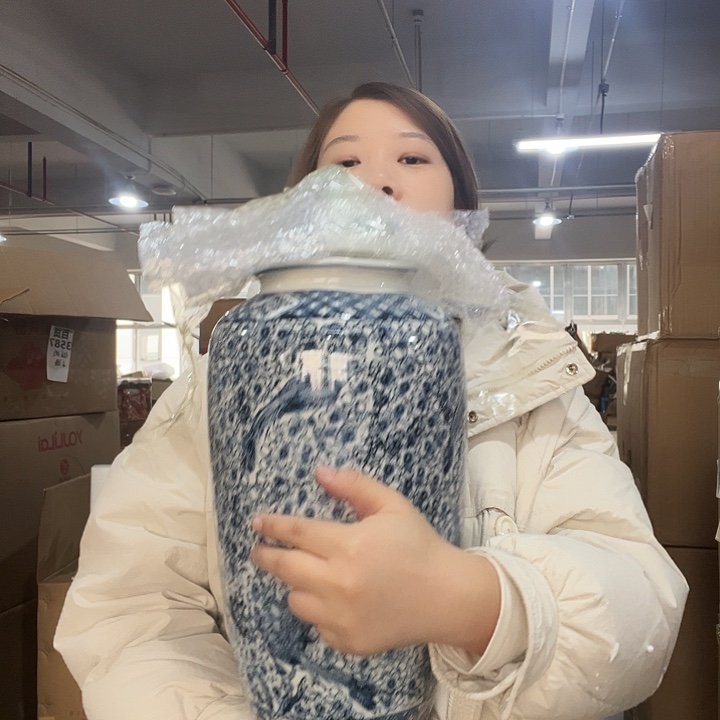 树脂青花瓷带盖摆件