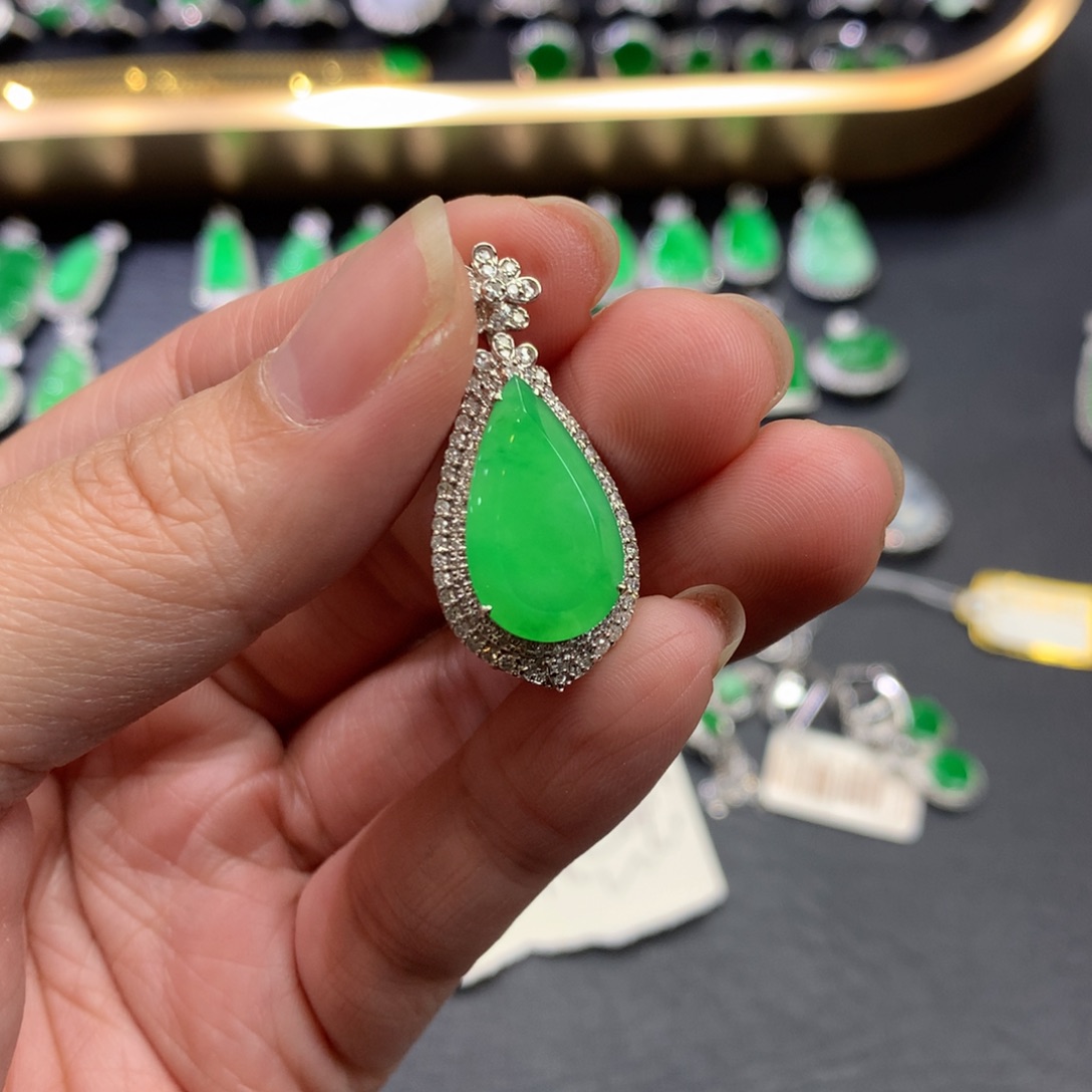 翡翠吊坠(不含链)18K金镶嵌J****牛