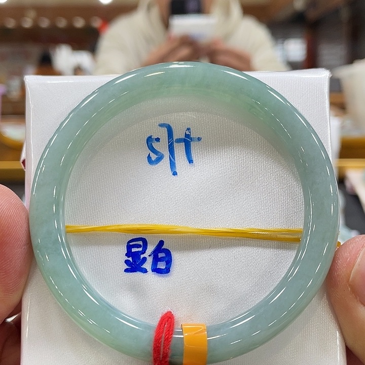 翡翠手镯未镶嵌翡翠