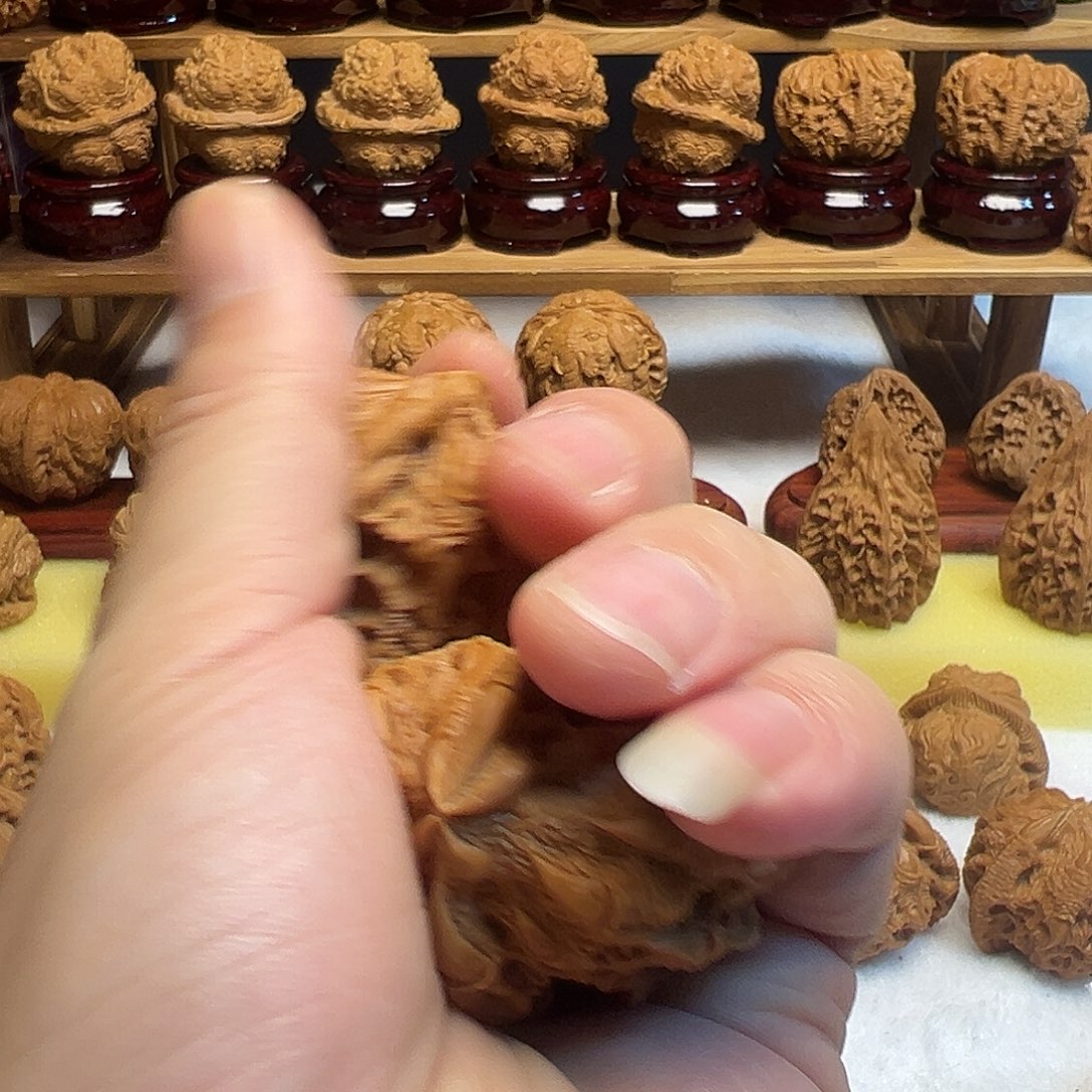 日***天核桃雕刻吞噬题材精品