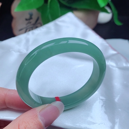 翡翠手镯未镶嵌       贵妃51 海蓝之迷