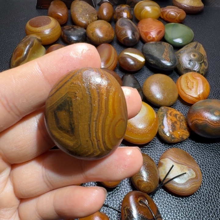 知***非瓷片马达加斯加奇石手把件浮雕