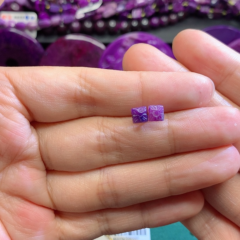 【闪购商品】银S925镶嵌苏纪石（舒俱来） 耳钉芊*