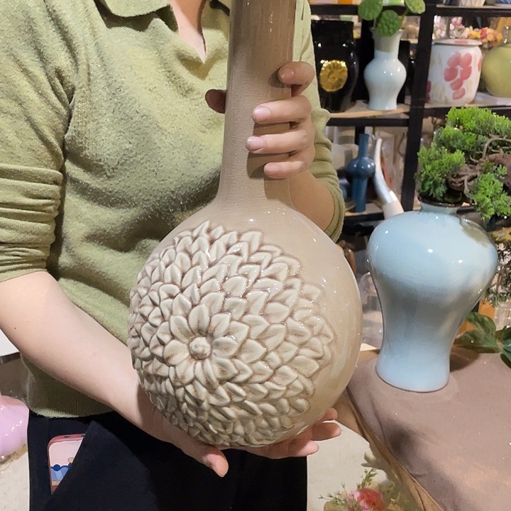 陶瓷花瓶，茶壶茶杯。