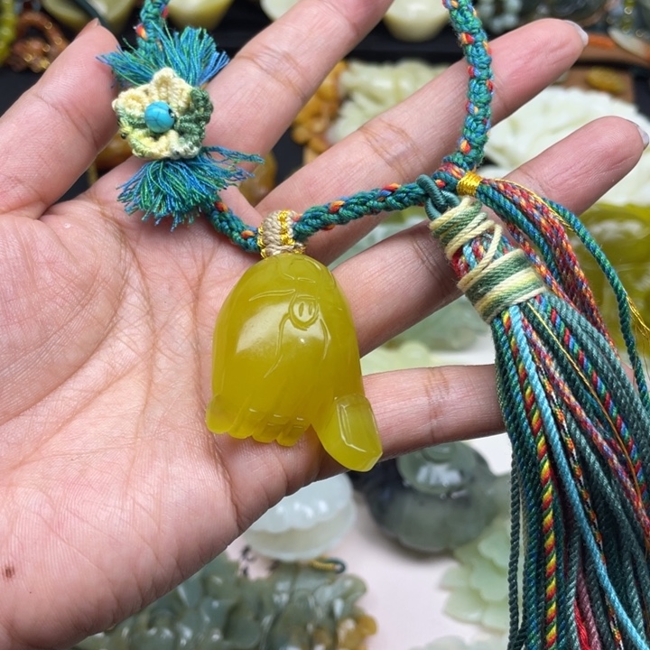 蛇纹石玉未镶嵌颈饰