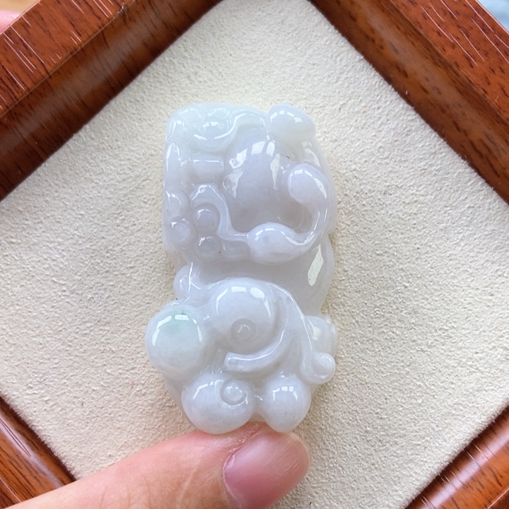 翡翠未镶嵌颈饰霸王貔貅