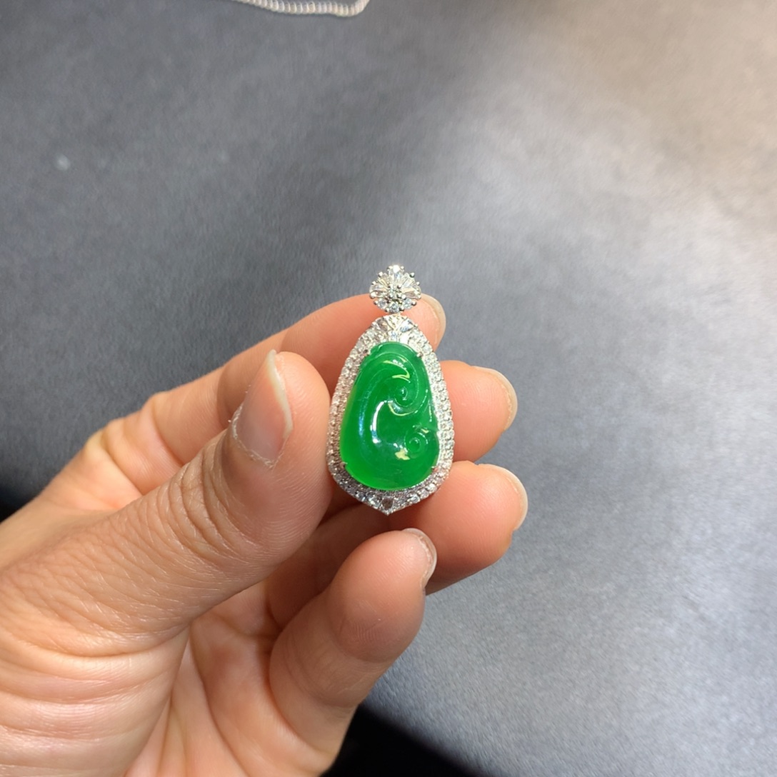 翡翠吊坠(不含链)18K金镶嵌