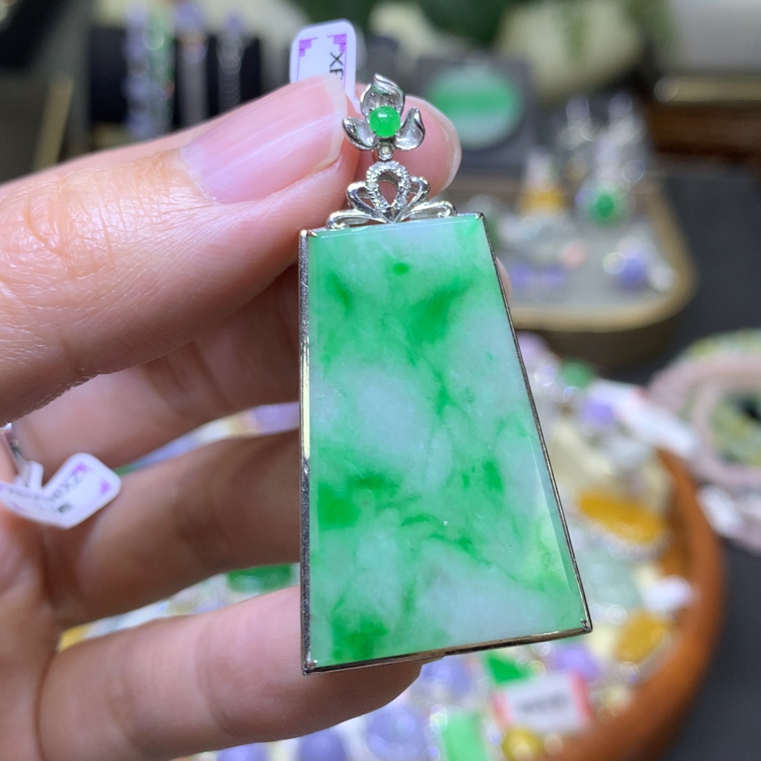 翡翠颈饰18K金镶嵌翡翠吊坠项链