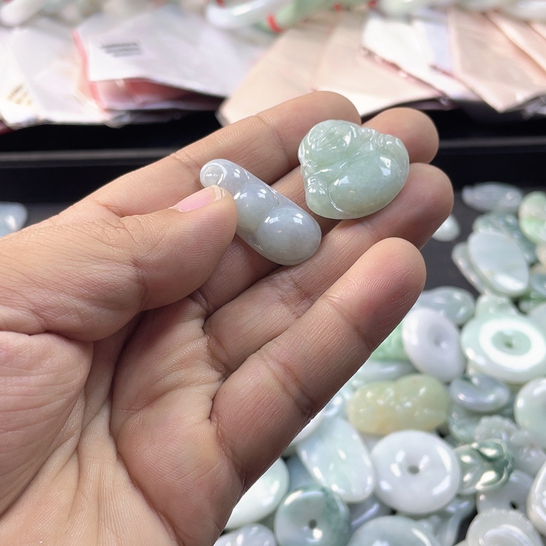 翡翠未镶嵌颈饰豆子