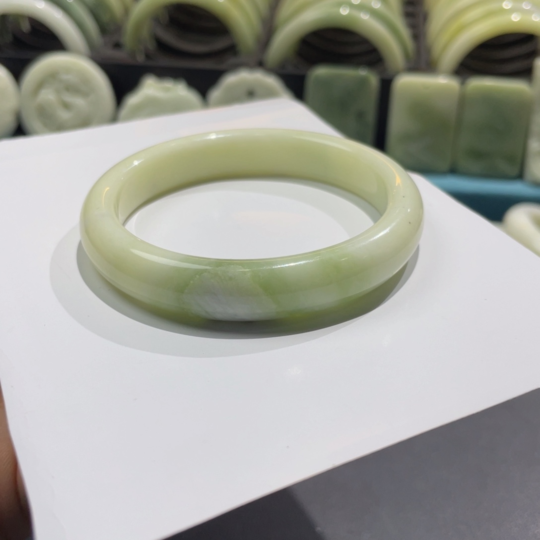 蓝田玉（蛇纹石化大理石玉）手镯未镶嵌开***?