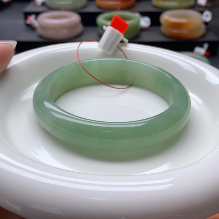 未镶嵌手镯石英岩玉