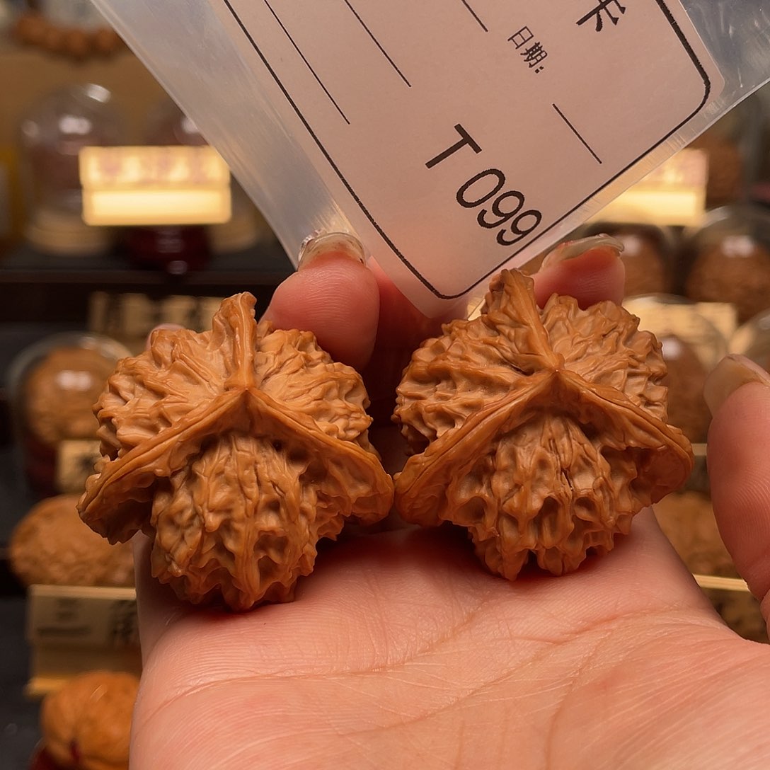 文玩核桃把件黎****）三棱43。099