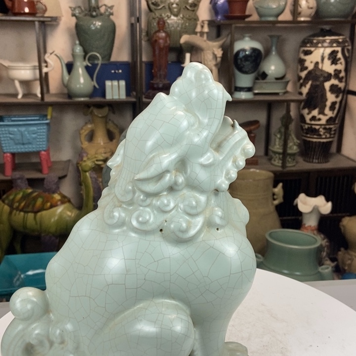 官瓷月白釉狻猊吸烟一件