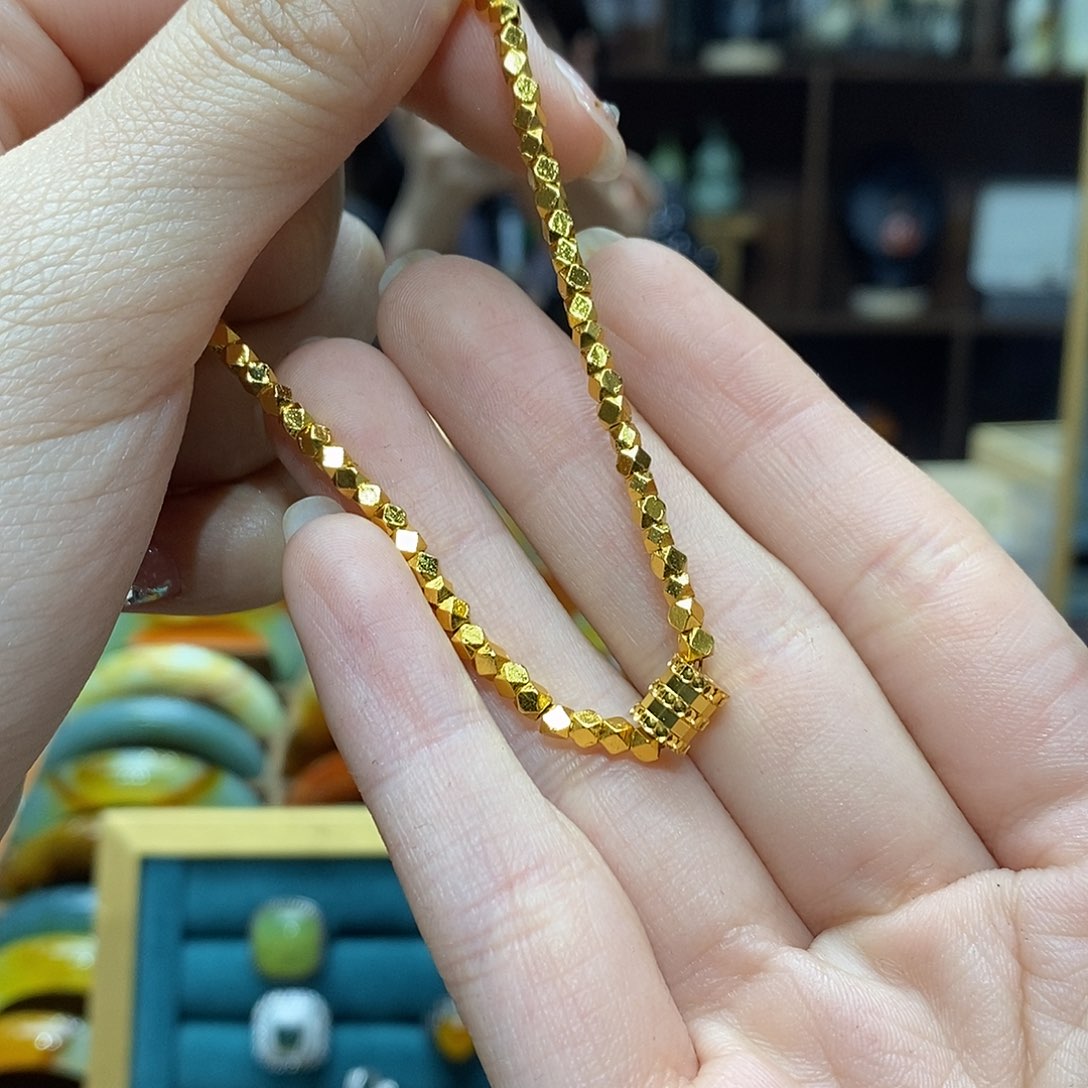 蛇纹石玉手镯未镶嵌人***间