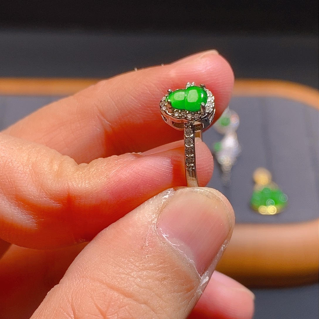 翡翠耳饰未镶嵌         