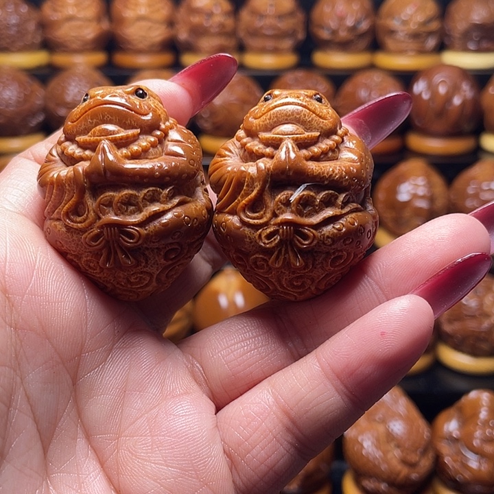 薛***湿橄榄核把件橄榄雕刻