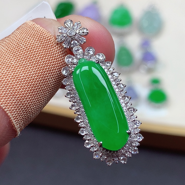 翡翠18K金镶嵌颈饰