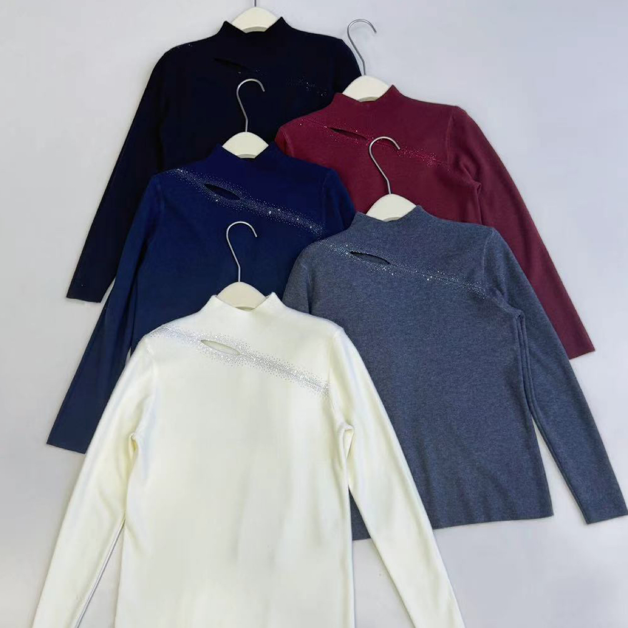 宜美多家 半高领烫钻镂空小心机安迪绒上衣8903