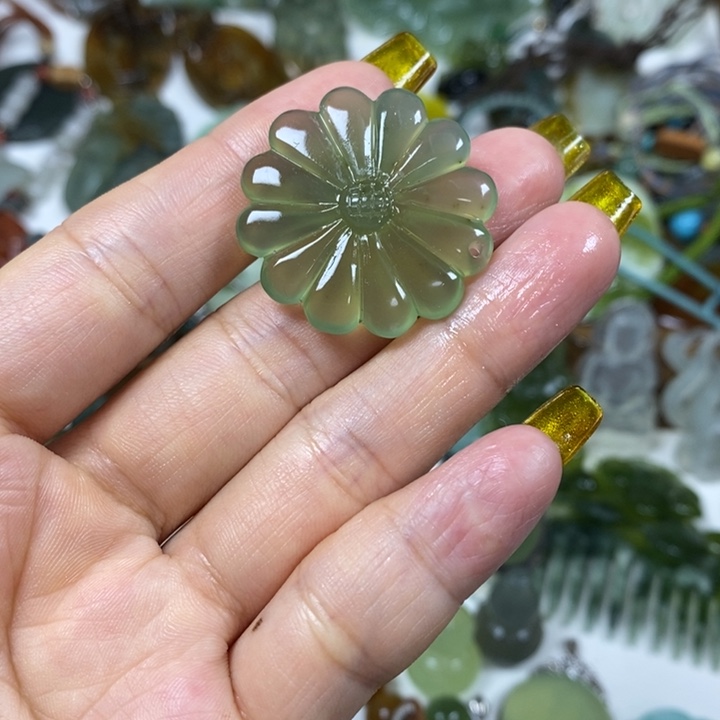 未镶嵌蛇纹石玉吊坠