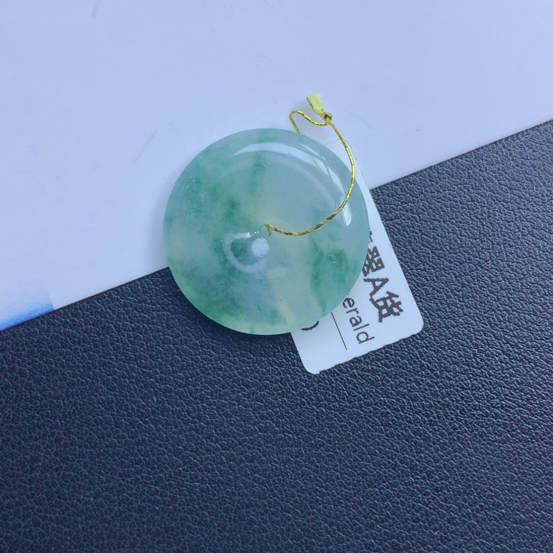 翡翠颈饰未镶嵌平安扣