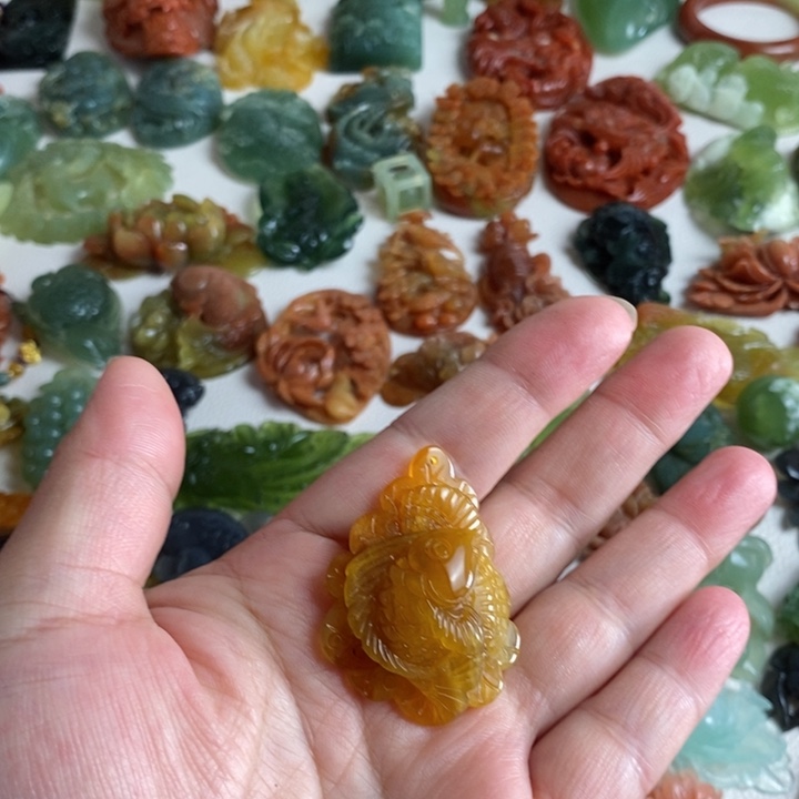 蛇纹石玉颈饰未镶嵌