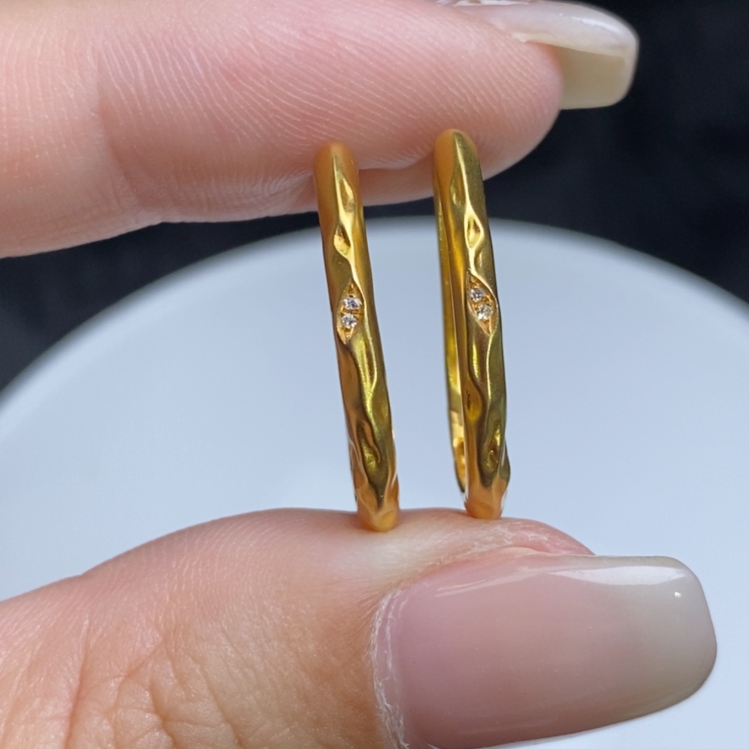 耳饰18K金镶嵌钻石锤纹耳扣