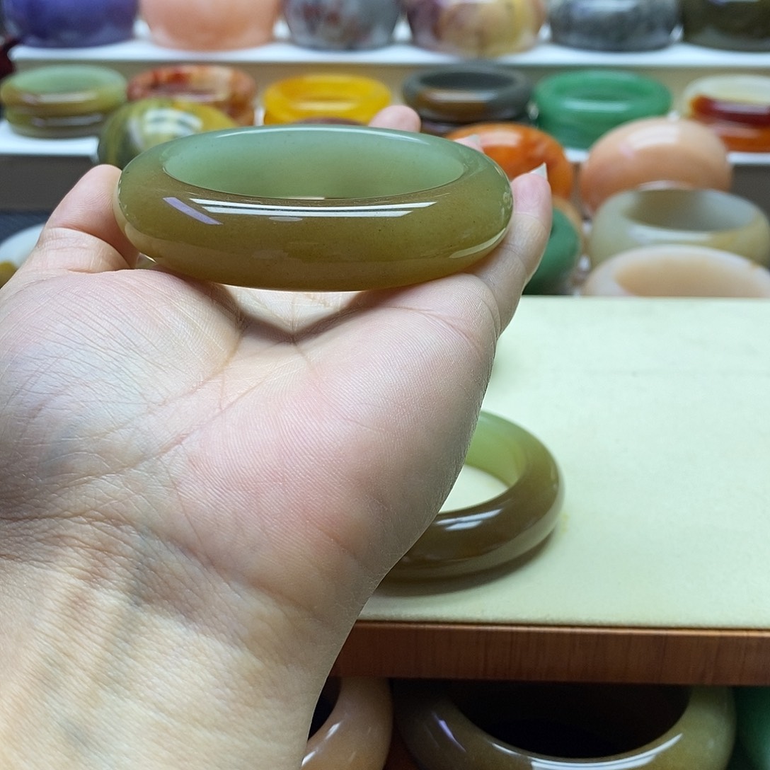 齐****石英质玉未镶嵌手镯