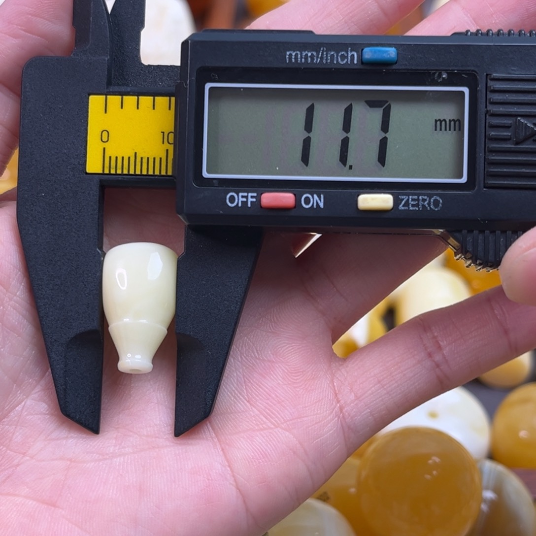 琥珀裸石未镶嵌三通