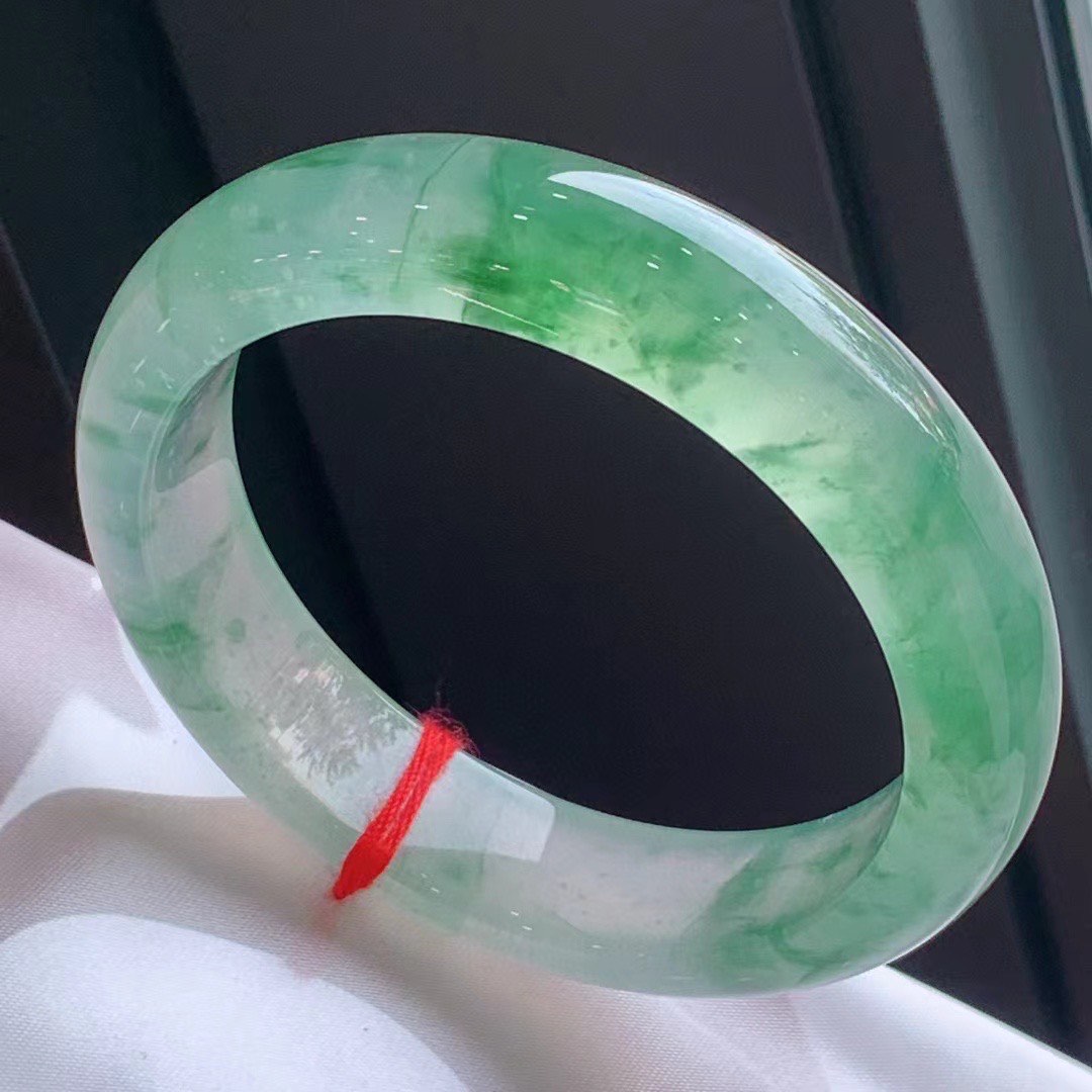 翡翠飘花阳绿白底青手镯