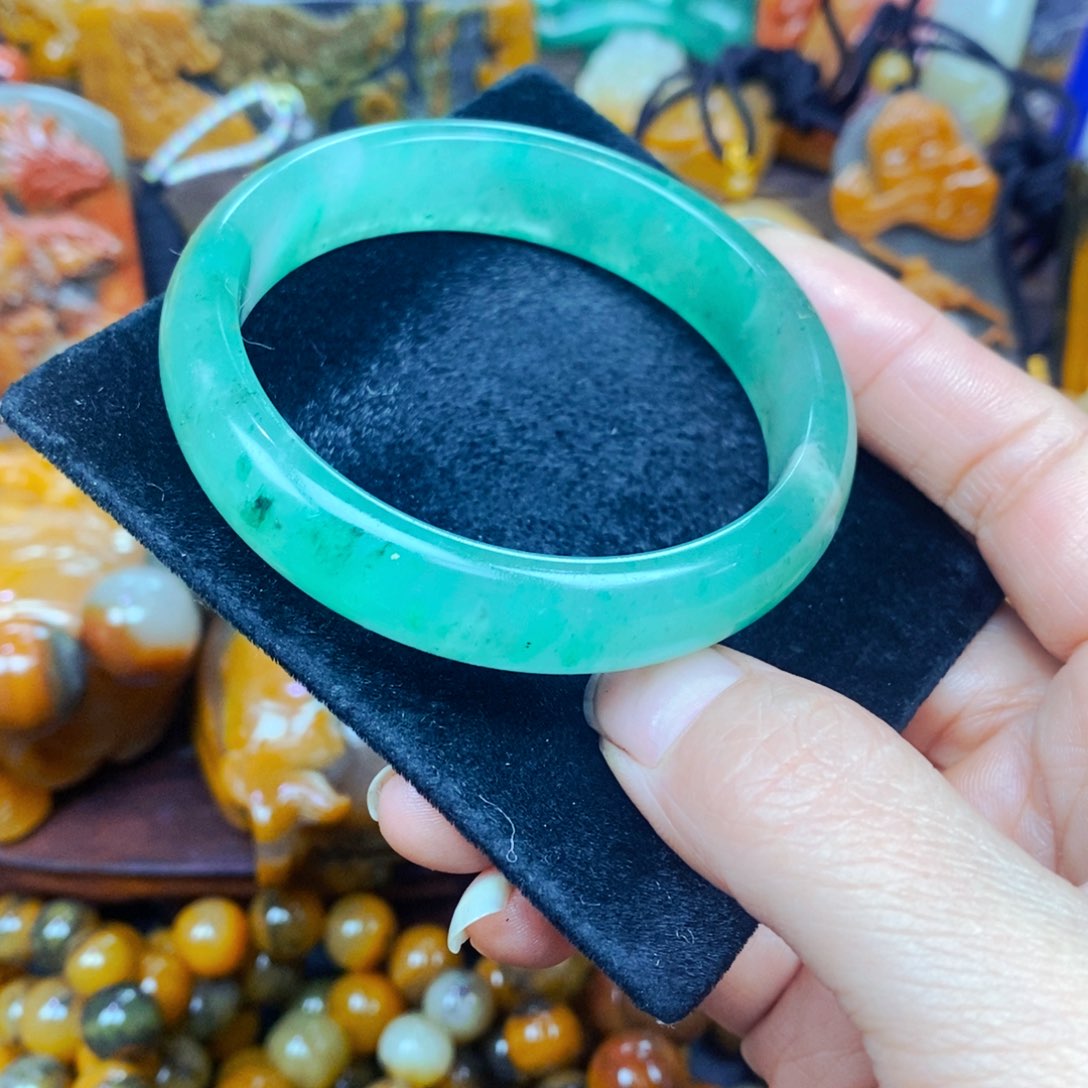 未镶嵌石英质玉（黄龙玉）颈饰