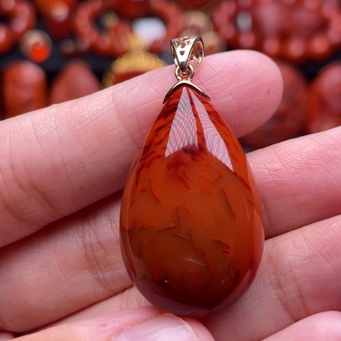 南红玛瑙18K金镶嵌珠宝奇石水滴吊坠
