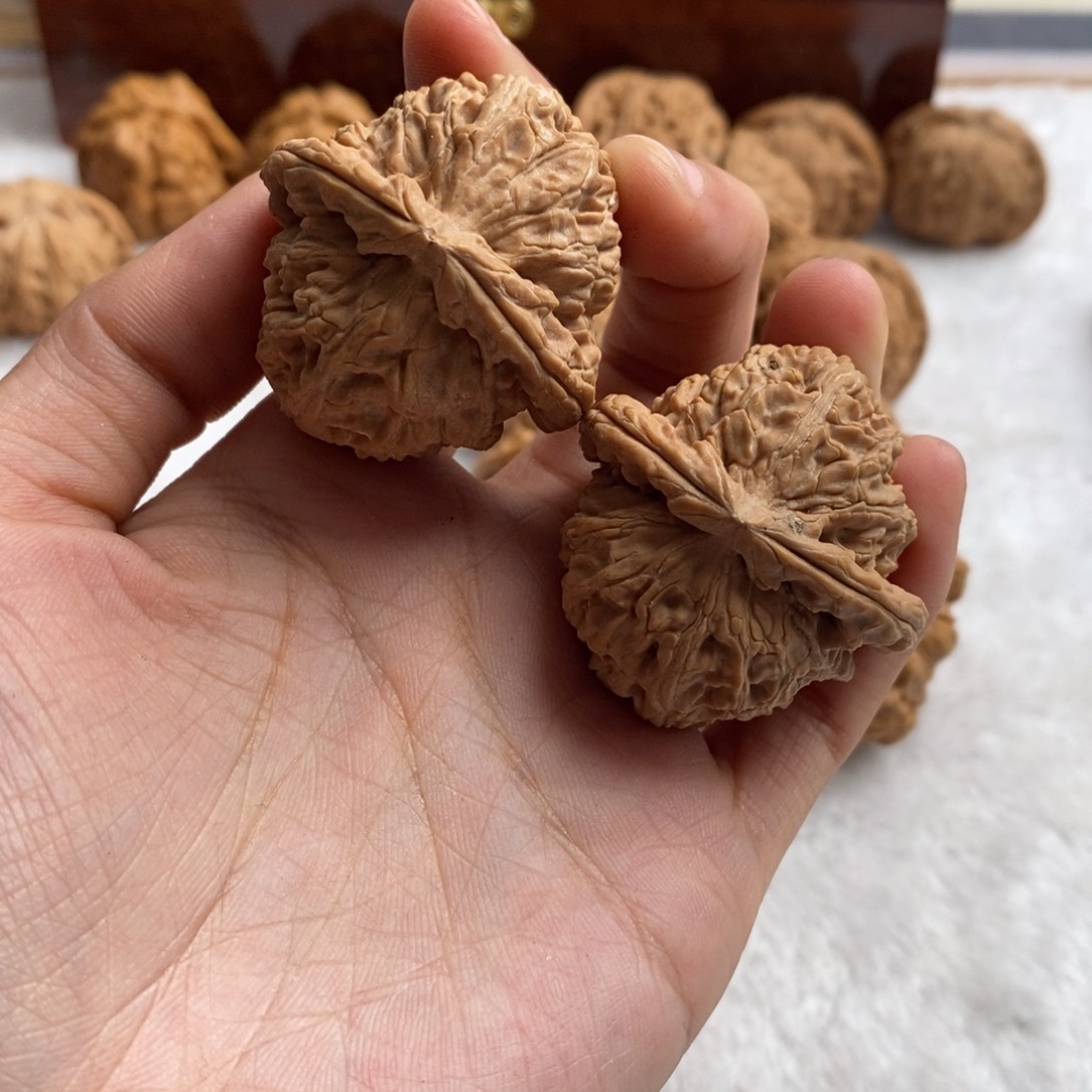 文玩核桃吊坠牛****间白狮子