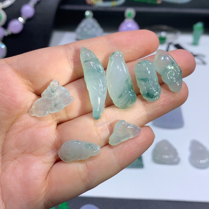 翡翠颈饰未镶嵌竹节玉兰花