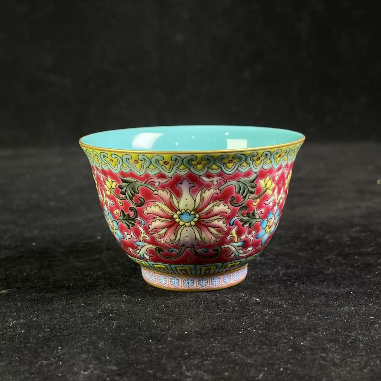 M内松石绿釉外胭脂红釉缠枝西番莲纹杯