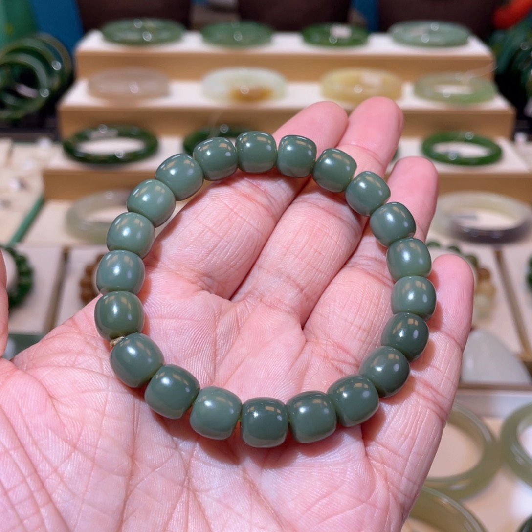 和田玉高品沙枣青手串卡10未镶嵌