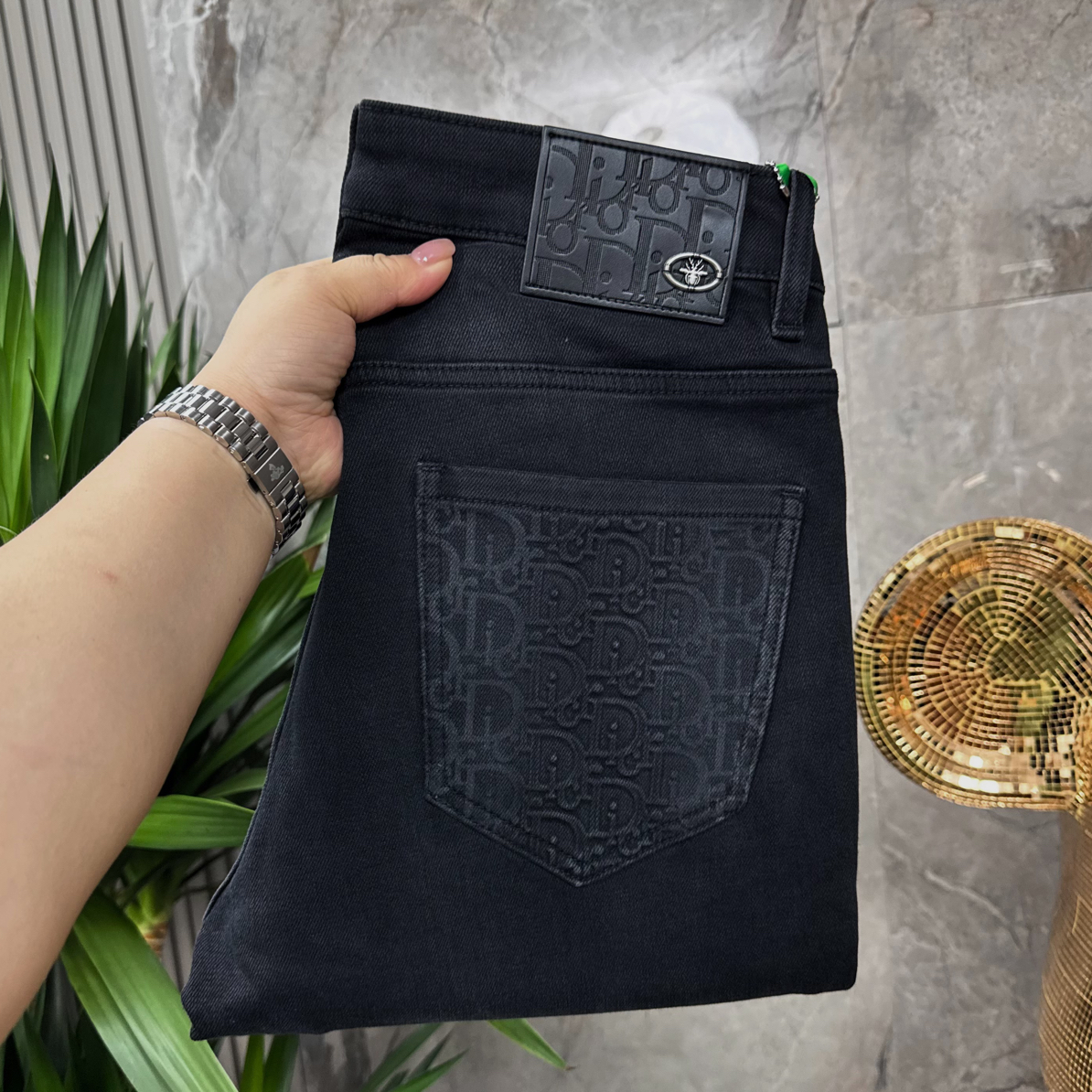 秋季男士牛仔裤轻奢时尚百搭修身直筒高级灰牛仔流风光