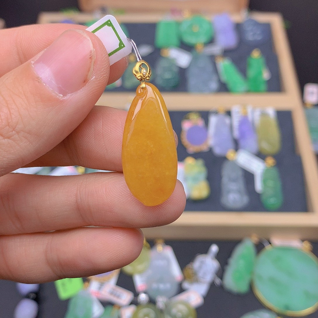 翡翠颈饰18K金镶嵌翡翠