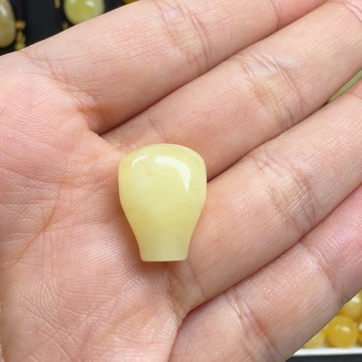 C***C蜜蜡未镶嵌珠宝奇石