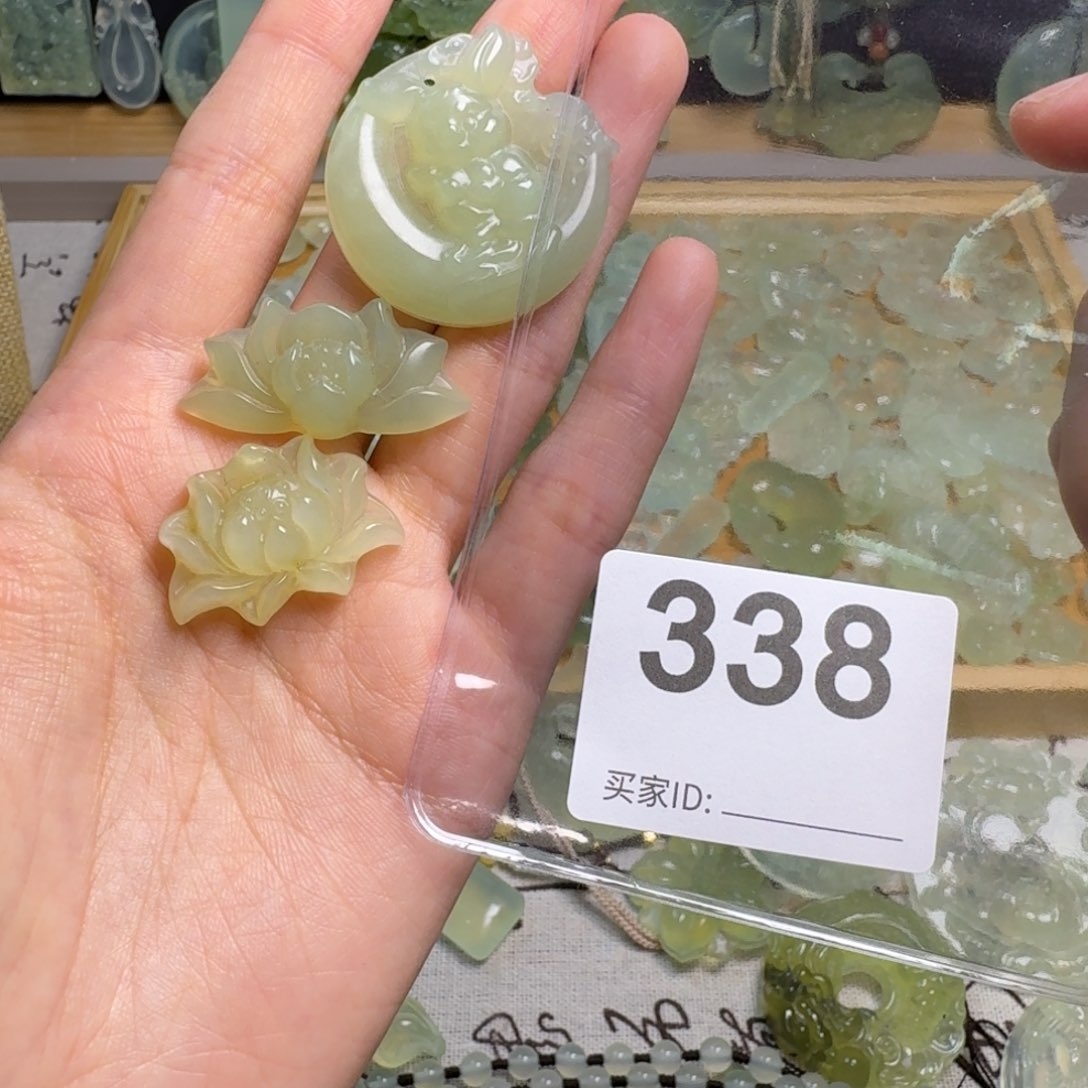 蛇纹石玉颈饰未镶嵌三个