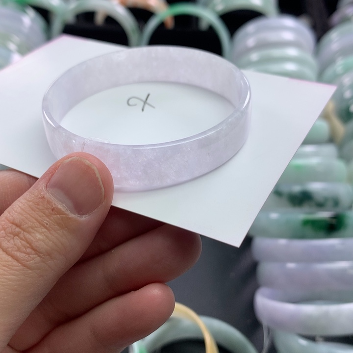 翡翠未镶嵌手镯公主