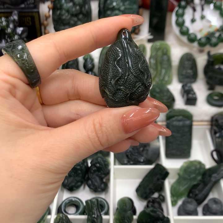 小****蛇纹石玉未镶嵌颈饰