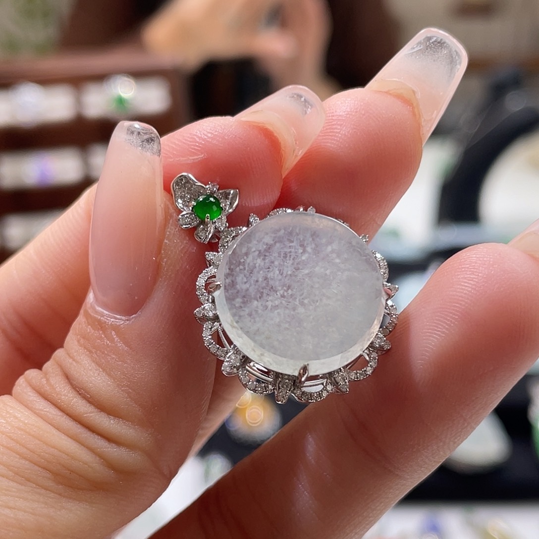 翡翠18K金镶嵌颈饰