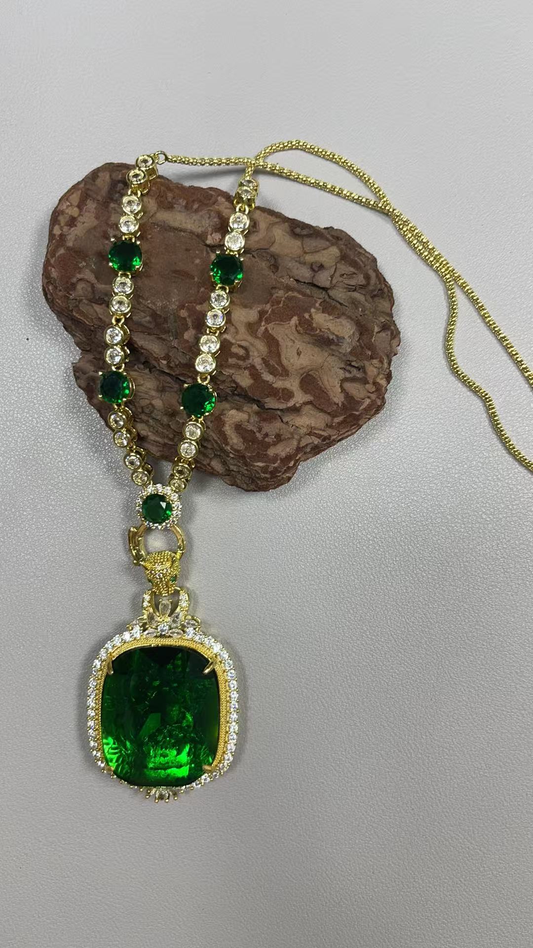 典藏品 满绿椭圆形裸石吊坠项链