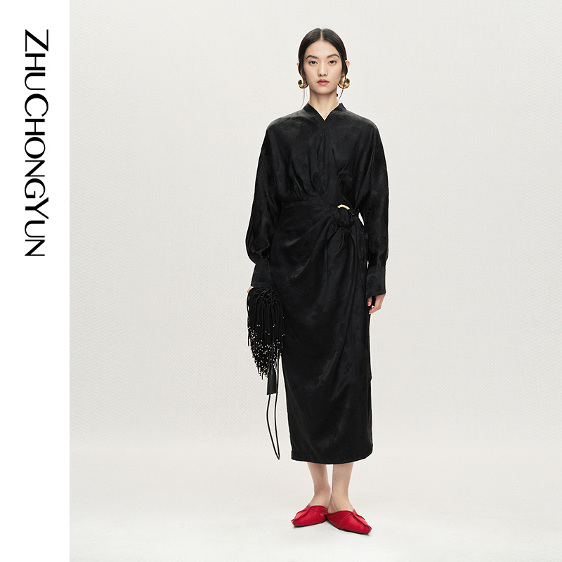 【蚕丝提花】ZHUCHONGYUN2026春新款围裹式缎面连衣裙CCGB10076
