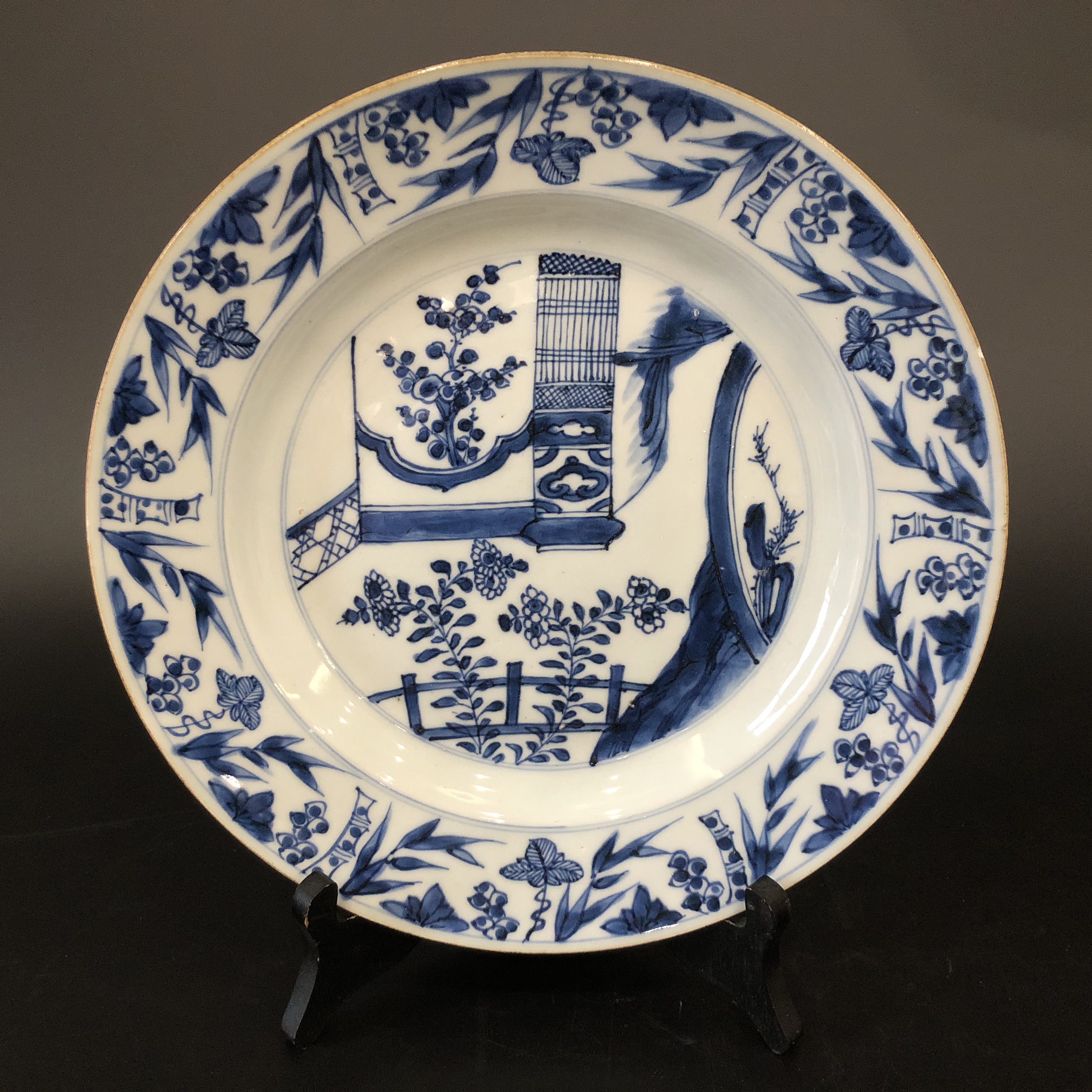 25100377 清乾隆青花花卉纹赏盘 直径：27.5cm 